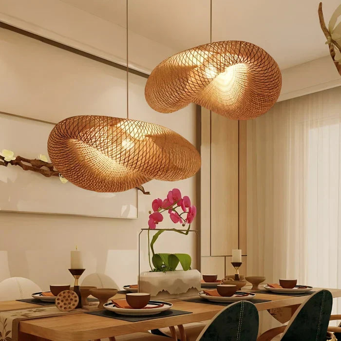 Nahaufnahme der handgefertigten Rattanlampe NaturGlow. Zeigt die einzigartige, nachhaltige Webstruktur.