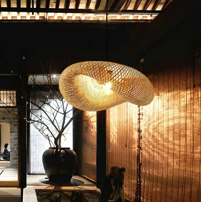 Rattan-Hängeleuchte "NaturGlow" über einem Esstisch. Dekoratives Naturdesign für ein stilvolles Zuhause.
