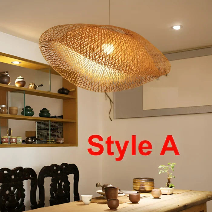 Elegante Rattan-Pendelleuchte NaturGlow in voller Pracht. Trendige Wohnzimmerlampe im nachhaltigen Boho-Stil.