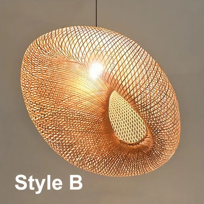 Warme, dekorative Innenbeleuchtung durch die Rattan-Wohnzimmerlampe NaturGlow. Handgefertigt & modern.