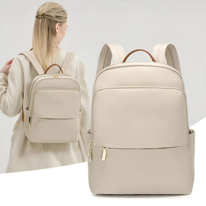 Hochwertiger Damen Rucksack aus robustem Material, detailreich verarbeitet. Ideal als schicke Schultasche für den Alltag.
