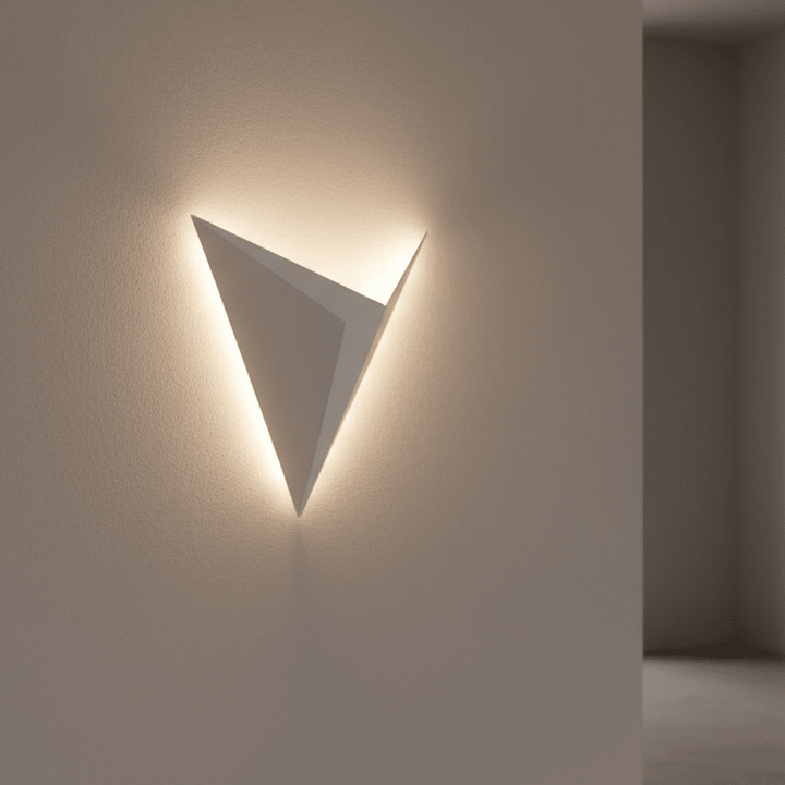 TRIGLOW LED Dreieck Wandleuchte in Schwarz, modernes geometrisches Design, ideal für Wohnzimmer & Schlafzimmer.