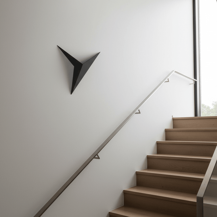 Elegante goldene TRIGLOW Dreieck LED Wandleuchte, warmweißes Licht für stilvolle Akzentbeleuchtung.