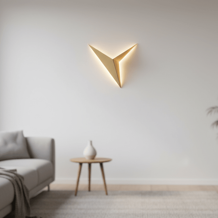 Weiße moderne LED Wandlampe mit Dreiecksform, kaltweißes Licht, perfekt für Flur & Büro.