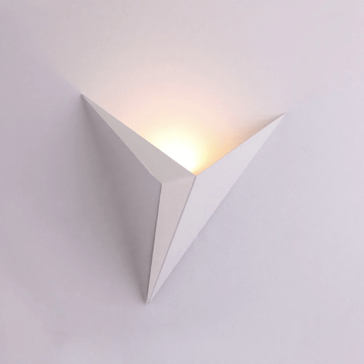 Geometrische schwarze LED Wandleuchte, Dreieck, innenliegende Beleuchtung, passt zu modernem Dekor.