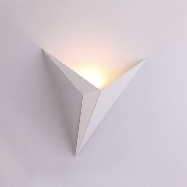 Geometrische schwarze LED Wandleuchte, Dreieck, innenliegende Beleuchtung, passt zu modernem Dekor.