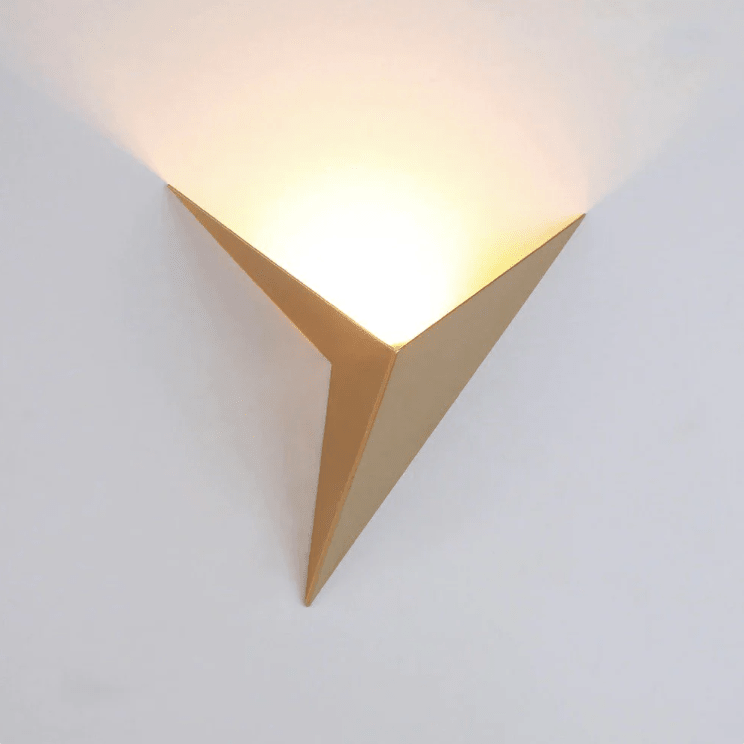 Moderne weiße Dreieck LED Schlafzimmerlampe, geometrisches Design, kaltweißes Licht für klares Ambiente.