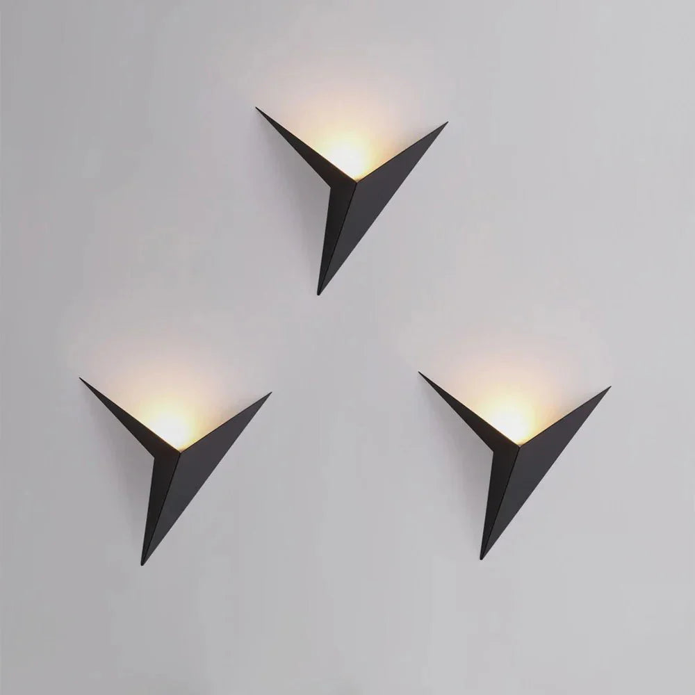 TRIGLOW Dreieck LED Wandlampe, Schwarz, modernes Design, Innenbeleuchtung mit kaltweißem Licht.
