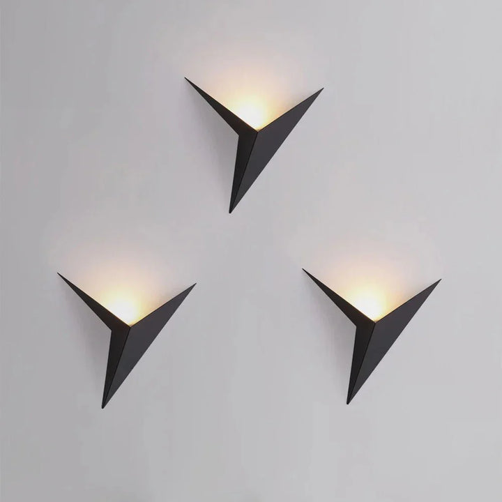 TRIGLOW Dreieck LED Wandlampe, Schwarz, modernes Design, Innenbeleuchtung mit kaltweißem Licht.