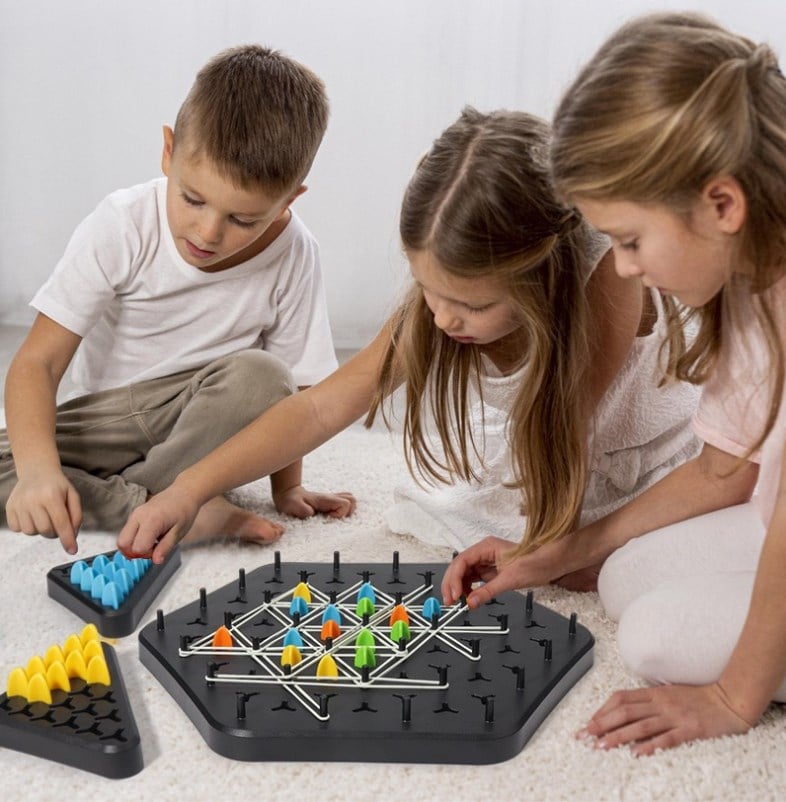 TriLogic Strategiespiel für 2-4 Spieler. Ultimatives Denkspiel aus Kunststoff, ideal für Logik & Gehirntraining.