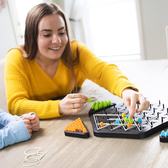 Detailaufnahme des TriLogic Logikspiels. Bunte Plastik-Spielfiguren und Spielbrett, fördert strategisches Denken.