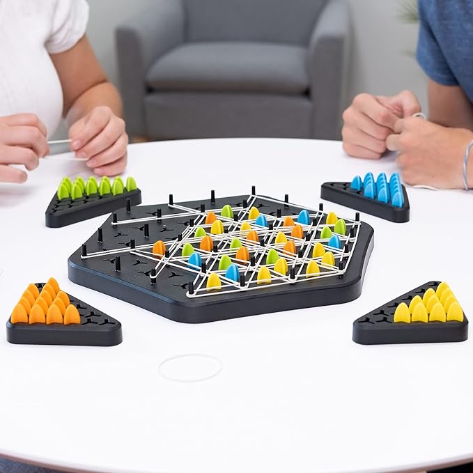 Familie spielt TriLogic Strategiespiel beim Spieleabend. Spannendes Gesellschaftsspiel für gemeinsames Gehirntraining.