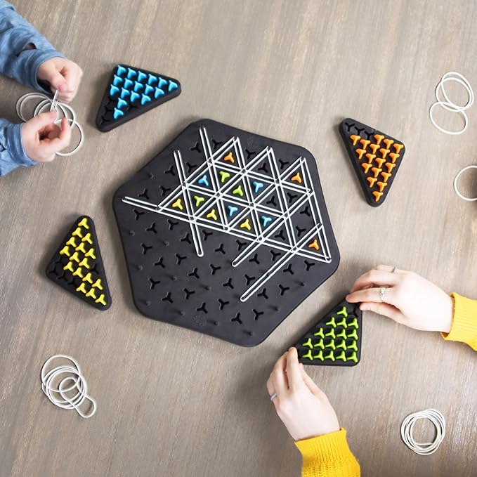 Spieler konzentrieren sich beim TriLogic Strategiespiel. Eine Herausforderung für Logik & Gehirntraining. Ultimativer Spielspaß.