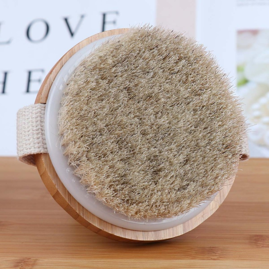 Nachhaltige Trockenbürste für Körperpflege. Sanftes Peeling für strahlende, glatte Haut. Perfekt für Beauty-Routine.