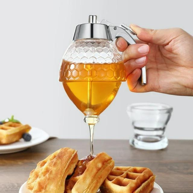 Tropffreier Honigspender aus Glas für sauberes Servieren von Honig am Frühstückstisch. Elegant & praktisch.