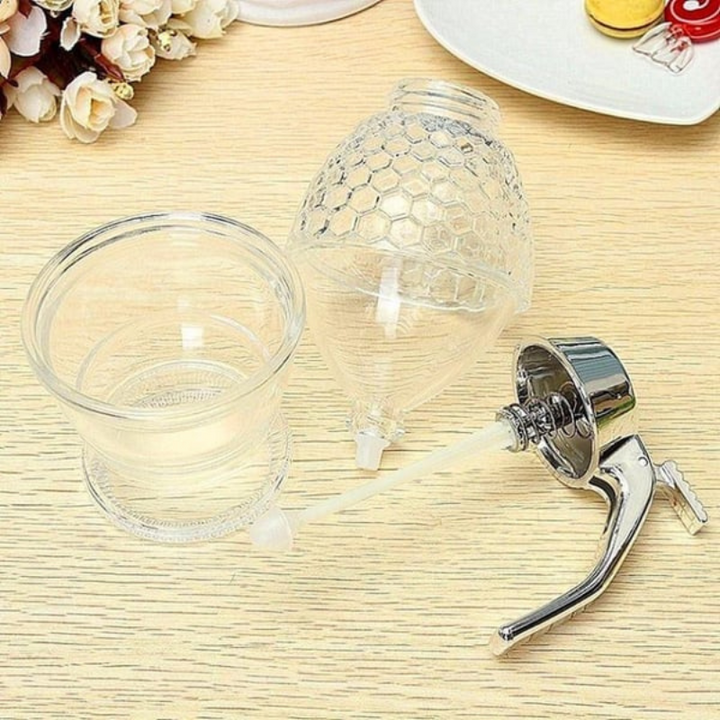 Praktischer Honigspender, transparentes Design, elegant auf jedem Tisch. Sauberes Servieren.