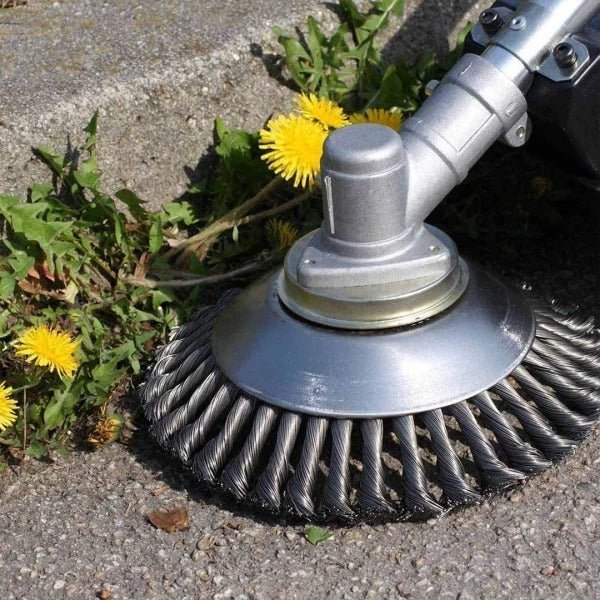 Unkrautbürste & Trimmeraufsatz aus Kohlenstoffstahl, ideal zur Garten- und Rasenpflege.