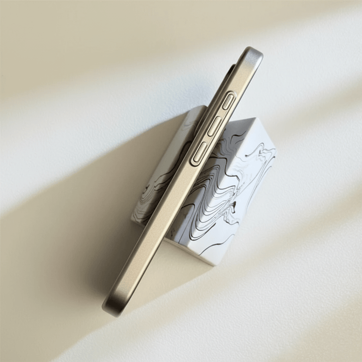 Widerstandsfähige iPhone Schutzhülle, stoßfest und ultradünn, inspiriert von Titan-Stärke.