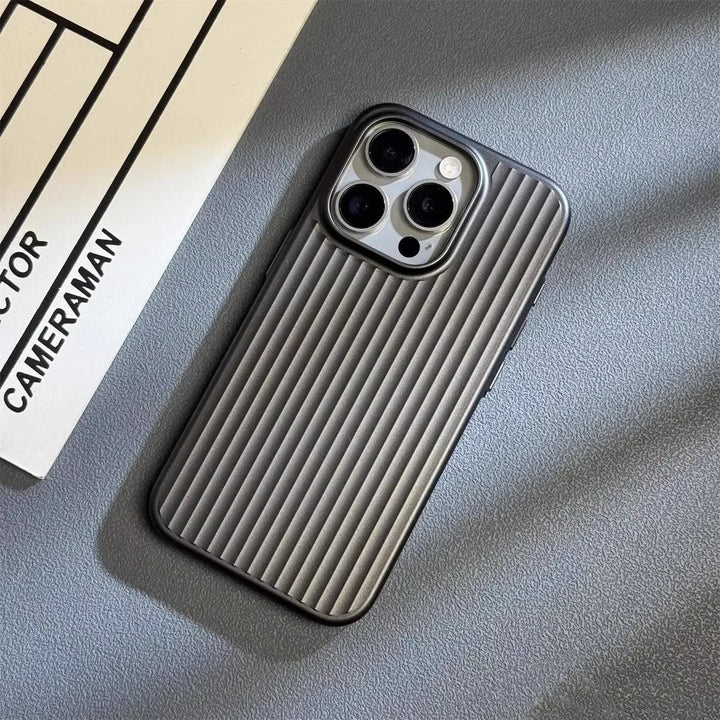 Premium iPhone Handyhülle: ultradünn, stoßfest, elegant. Perfektes Zubehör für zuverlässigen Fallschutz.
