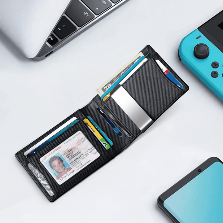 Sicheres Carbon Wallet mit RFID-Schutz für Kreditkarten. Ultradünnes, unisex Design aus Kohlefaser.