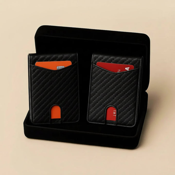 Vorder- und Rückseite der Kohlefaser RFID Geldbörse. Minimalistisch, schlank und sicher für alle Karten.