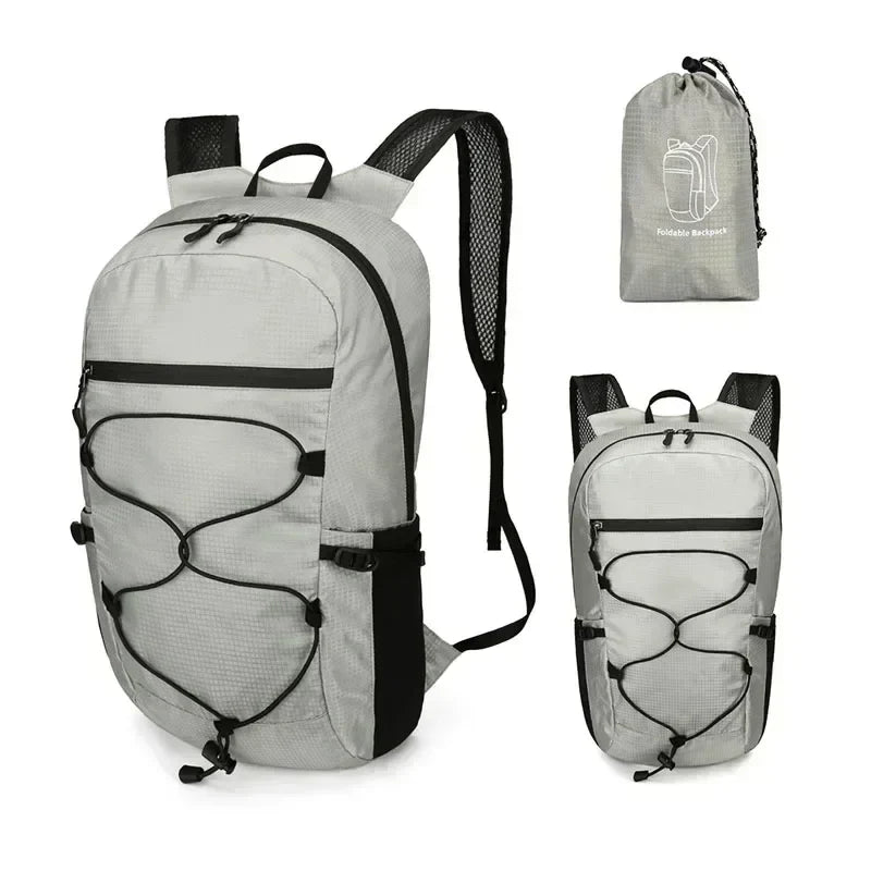 Person trägt den ultraleichten, wasserdichten 20L Outdoor-Rucksack beim Wandern.