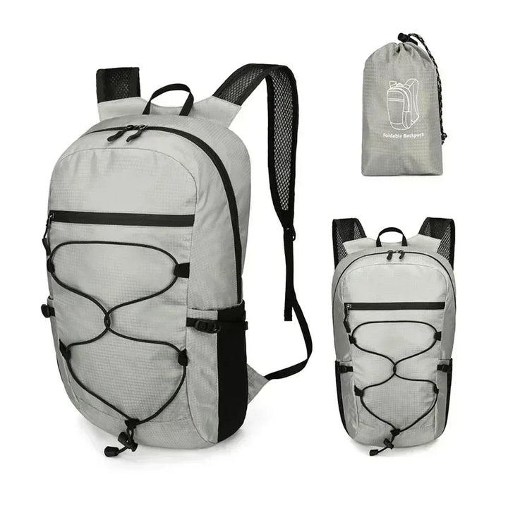 Person trägt den ultraleichten, wasserdichten 20L Outdoor-Rucksack beim Wandern.