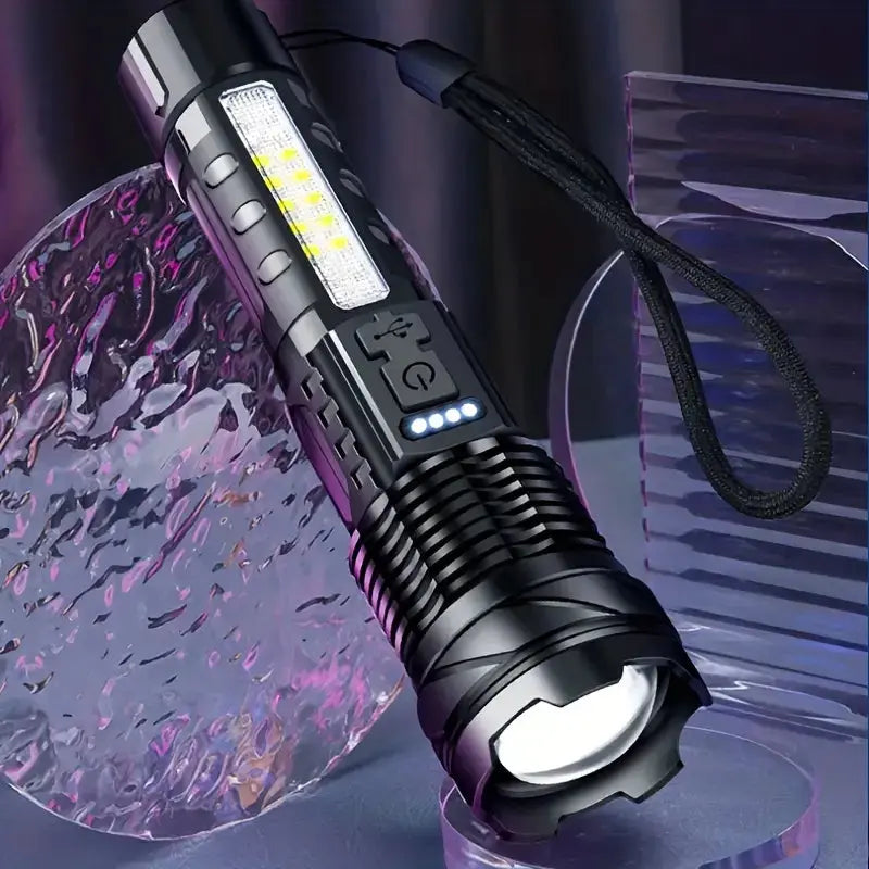 Vielseitige LED-Taschenlampe PowerBeam (5000 Lumen), perfekt für Camping, Outdoor & Notfallausrüstung.