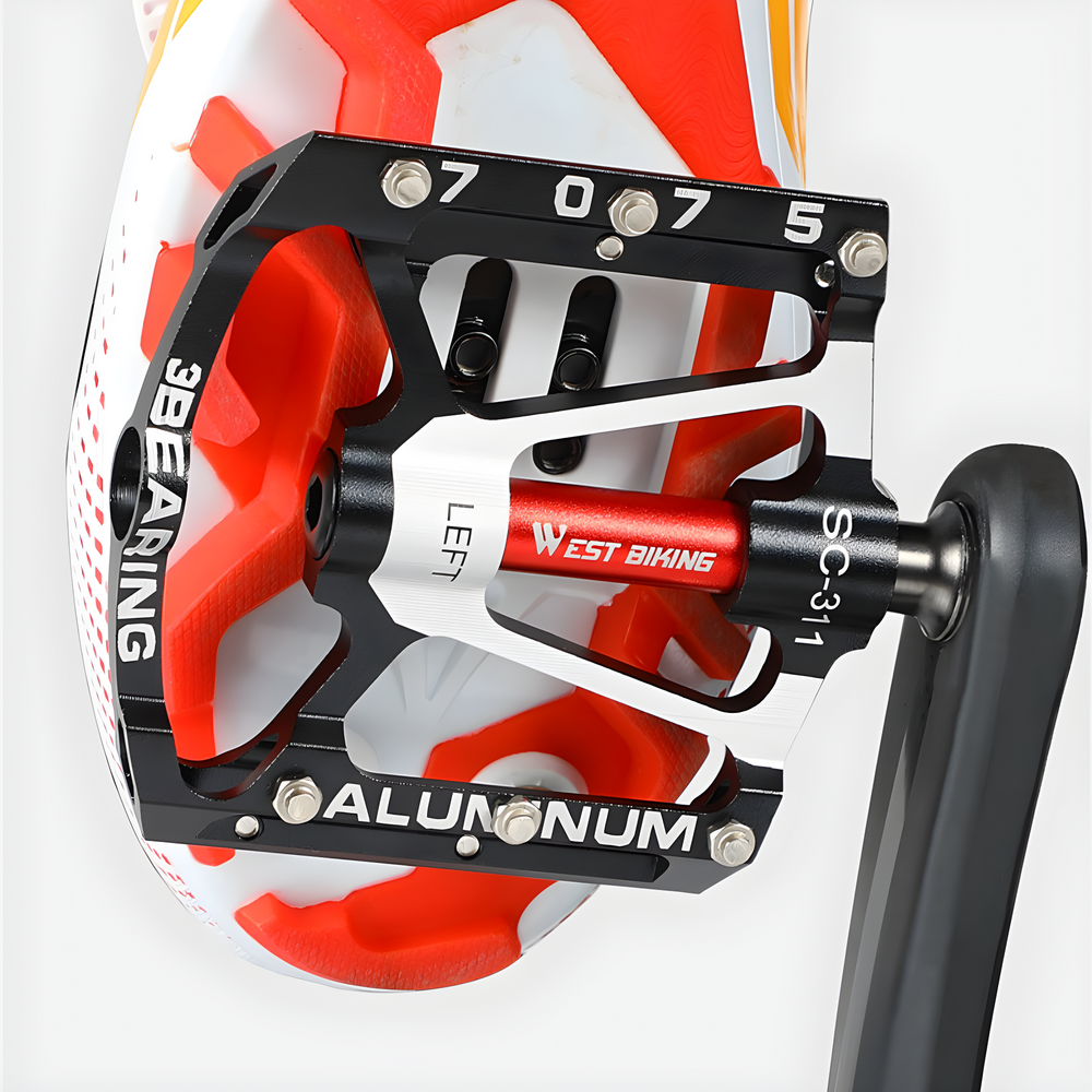 Nahaufnahme der Anti-Rutsch Fahrradpedale mit griffigen Pins für sicheren Halt bei Mountainbike-Touren.