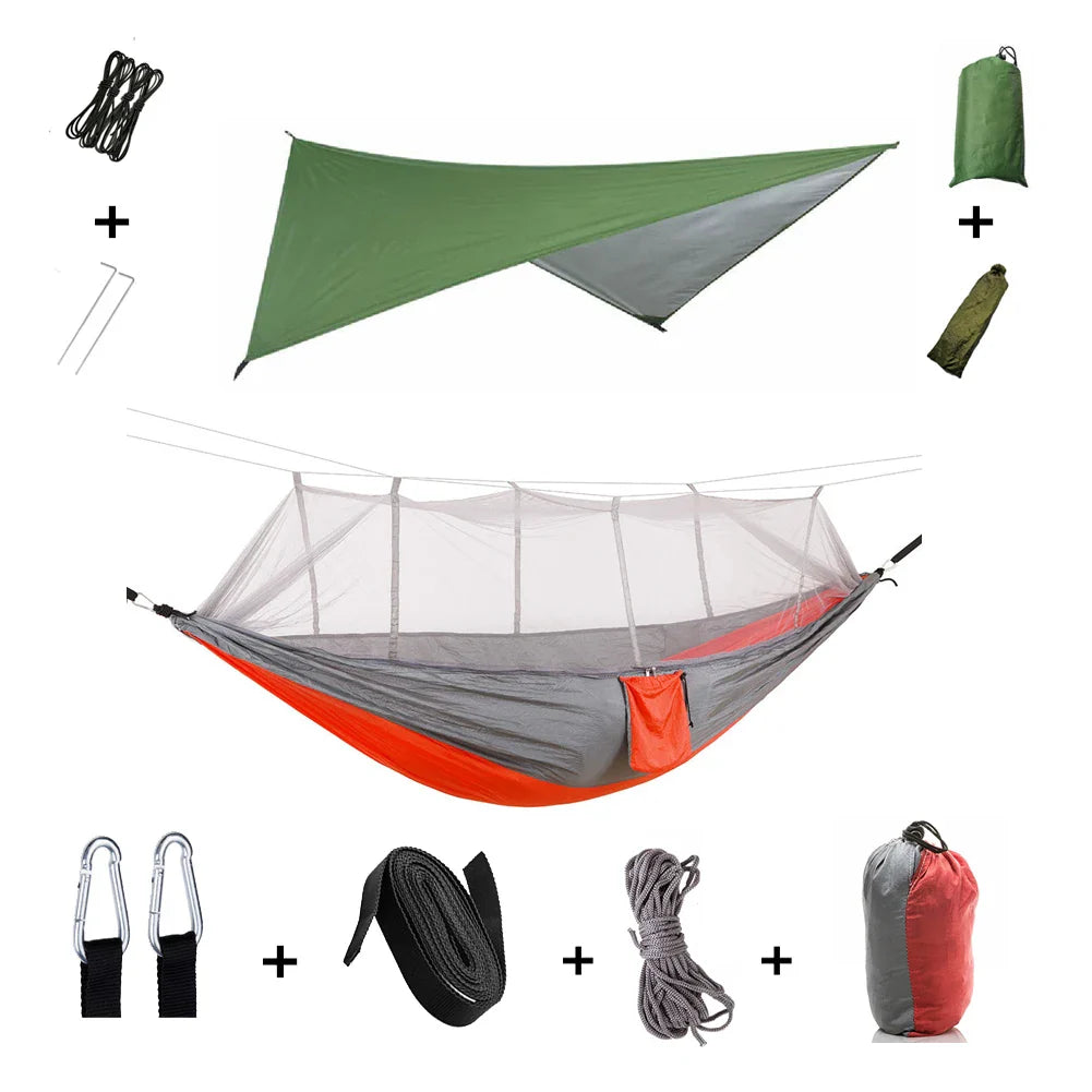 Bequeme Hängematte mit Moskitonetz & Tarp, schützt vor Regen und Insekten beim Camping.
