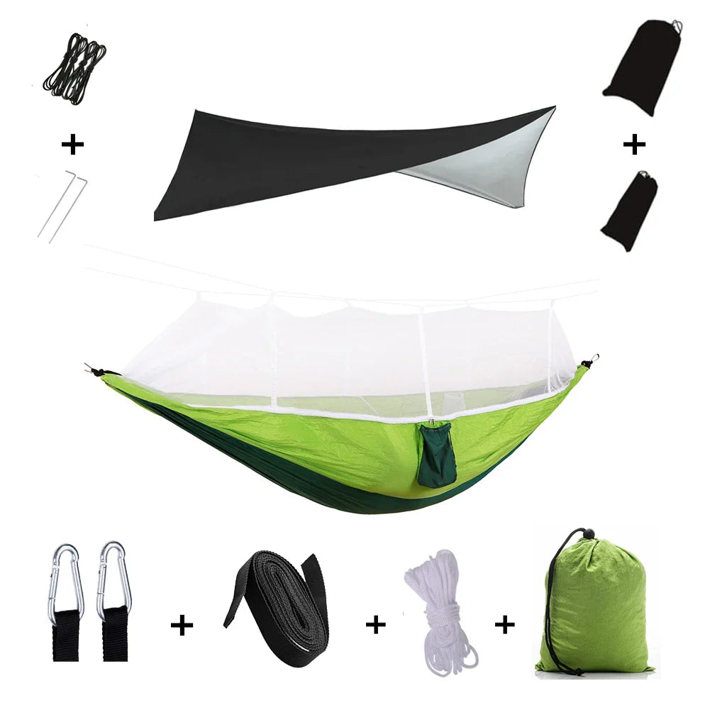 Camping Hängematte mit Regendach und Moskitonetz für entspannte und geschützte Übernachtungen.