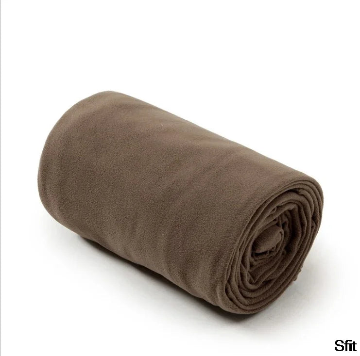Zusammengefalteter ultraleichter Fleece-Schlafsack im Packsack. Perfekt für unterwegs, sehr tragbar.