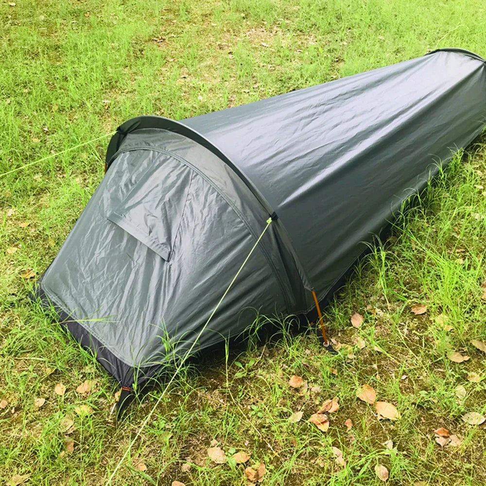 Wanderer betritt das ultraleichte Einmannzelt. Einfacher Aufbau, winddicht und wasserdicht für Trekking & Camping.
