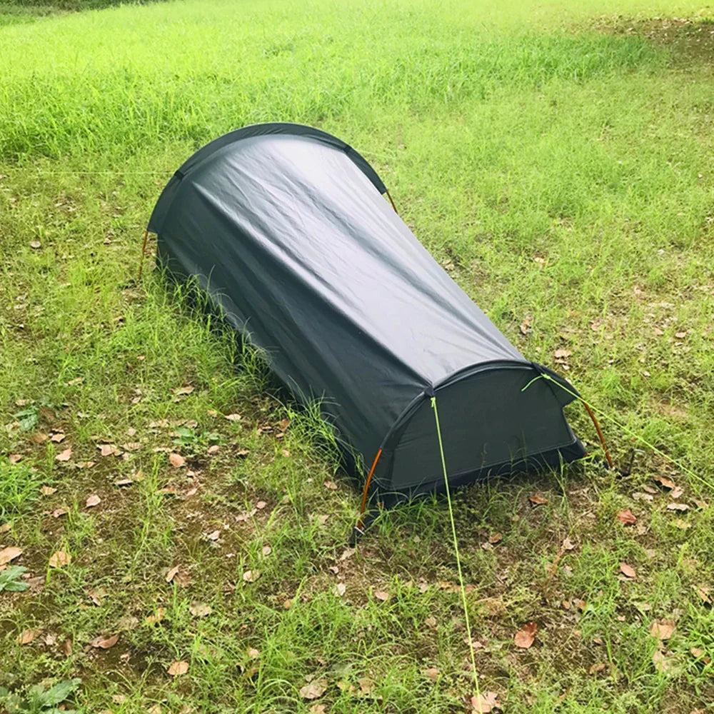 Geräumiges Inneres des ultraleichten Einmannzelts. Bietet Schutz beim Trekking, Wandern & wasserdichten Outdoor-Camping.
