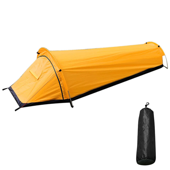 Gemütliches, wasserdichtes Einmannzelt leuchtet am See bei Sonnenuntergang. Perfekt für Trekking & winddichtes Outdoor-Camping.