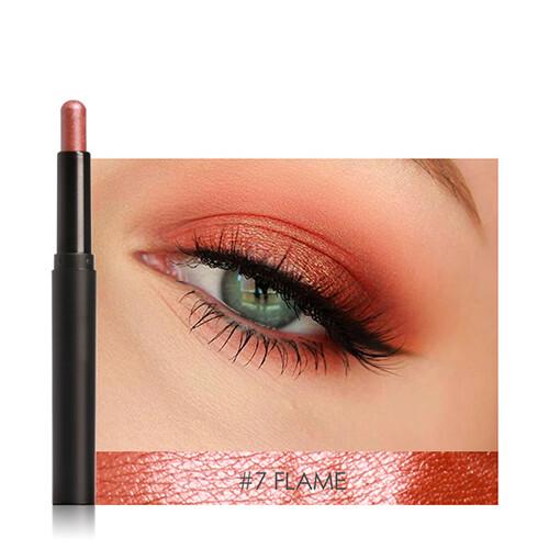 Glitter-Lidschattenstift neben Pinsel, für präzises und glänzendes Augen-Make-up.