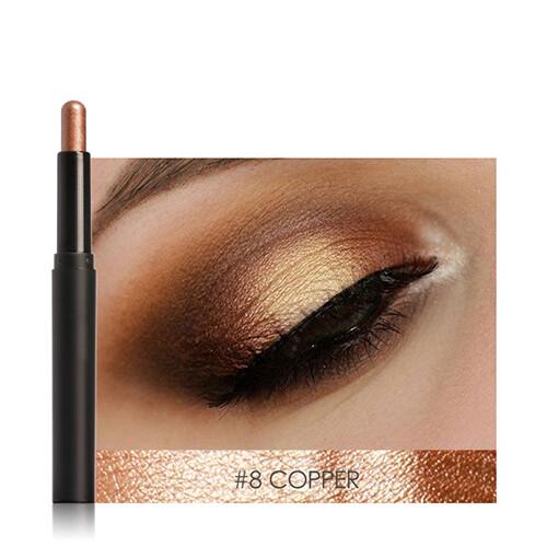 Lächelnde Frau mit funkelnden Augen, kreiert mit langanhaltendem Glitter-Lidschattenstift.