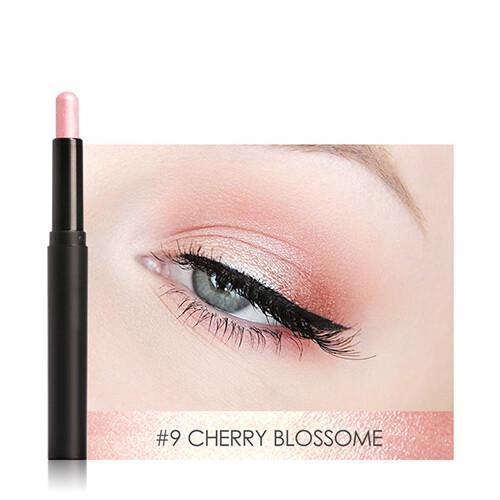 Ultrapigmentierter Glitter-Lidschattenstift in Hand, natürlicher Glanz für Augen-Make-up.