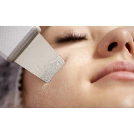Moderner Ultraschall-Gesichtsreiniger zur Porenreinigung, Peeling und Hautstraffung. Ideal für Anti-Aging.
