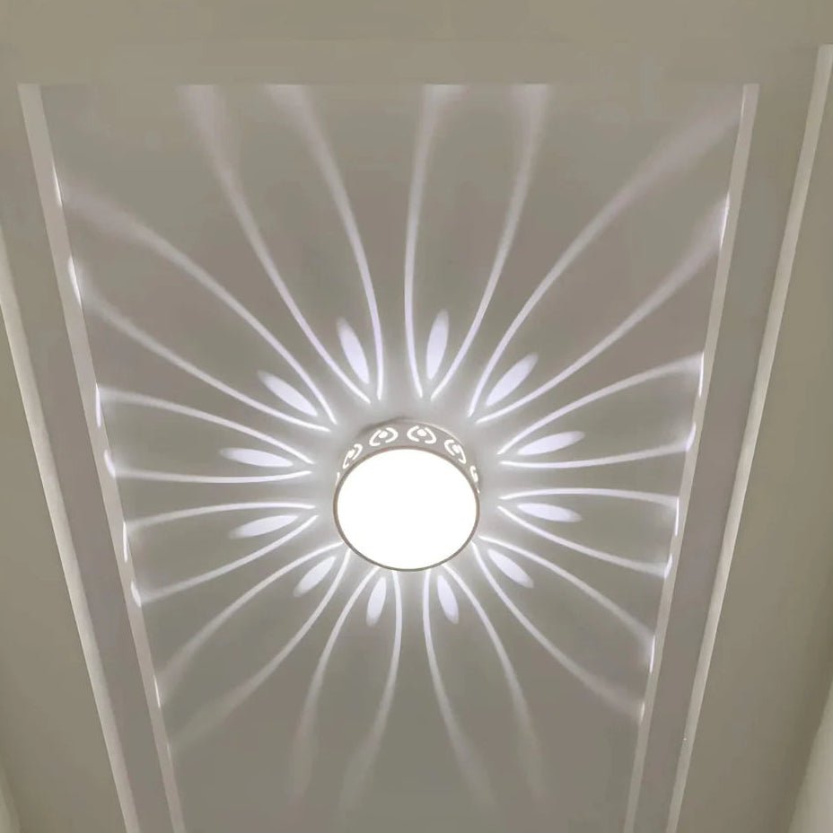 Ultraschlanke LED-Deckenleuchte. Unauffälliges, modernes Design, schafft energieeffiziente, gleichmäßige Raumbeleuchtung.