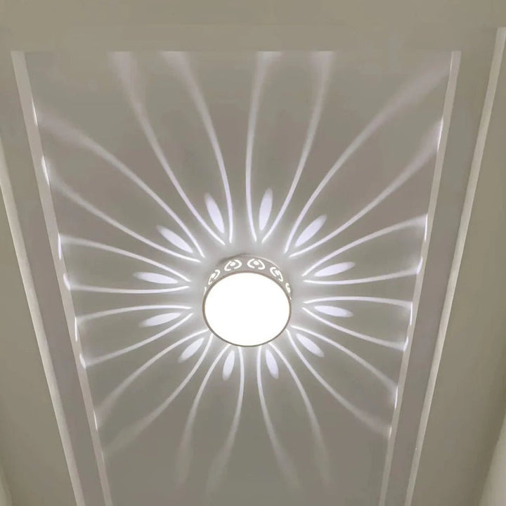 Ultraschlanke LED-Deckenleuchte. Unauffälliges, modernes Design, schafft energieeffiziente, gleichmäßige Raumbeleuchtung.