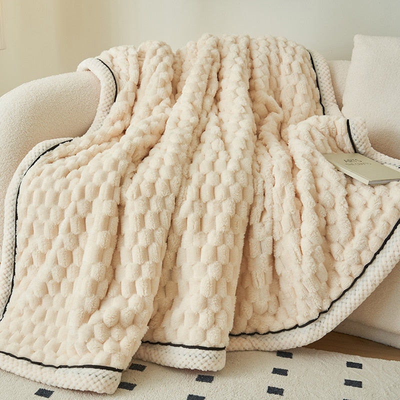 Detailansicht der ultrasoften Eloise Kuscheldecke; weicher Flanell-Fleece für wohlige Wärme im Winter.