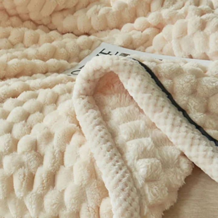 Stilvolle Dekodecke Eloise, ultrasoft und gemütlich; Flanell-Fleece-Kuscheldecke für moderne Einrichtung.