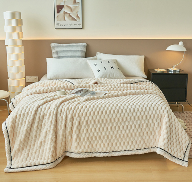 Die Eloise Kuscheldecke, eine warme & weiche Flanell-Fleece-Wohndecke, bringt Gemütlichkeit in Ihr Zuhause.