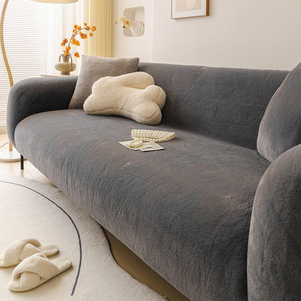 Nahaufnahme des ultraweichen Plüsch-Sofabezugs. Hautfreundliche Textur für gemütlichen Sofa-Komfort.