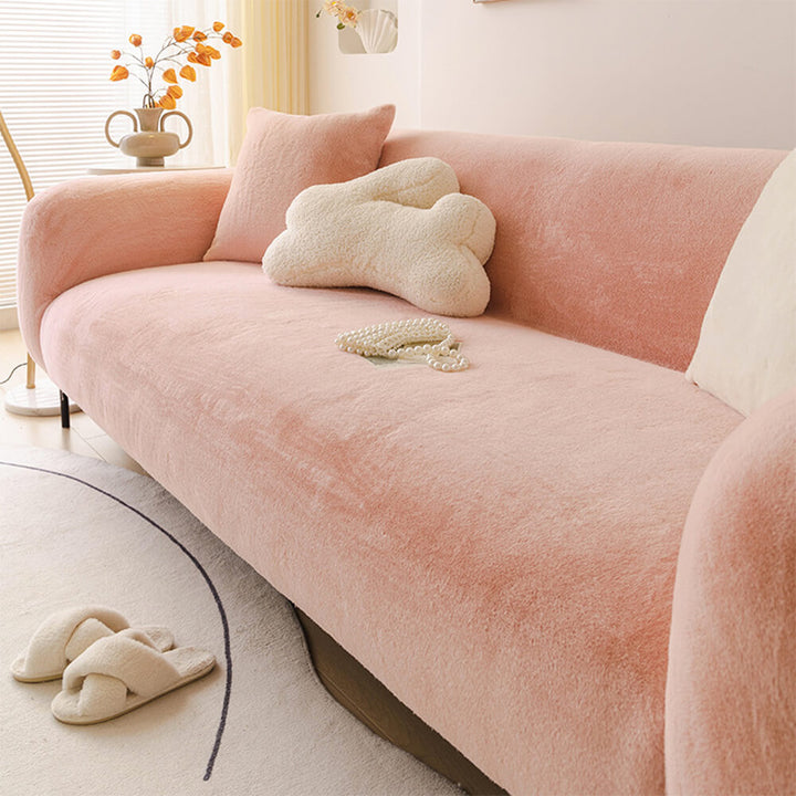 Plüsch-Sofabezug auf einem Sofa. Hautfreundlicher Stretch-Überzug für optimalen Möbelschutz & gemütliches Ambiente.