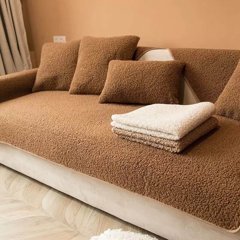 Kuscheliger Sofabezug aus Teddyfleece, maschinenwaschbar & rutschfest für langanhaltende Freude.