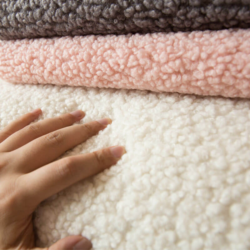 Grauer Teddyfleece Sofabezug, warm & weich, mit effektivem Anti-Rutsch-Schutz für Ihre Couch.