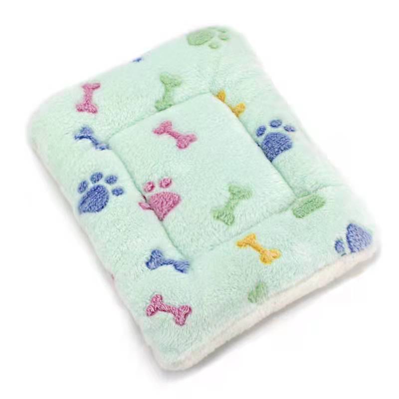 Luxuriöses Kuschelkissen aus weichem Fleece, ideal als Schlafplatz für Haustiere.