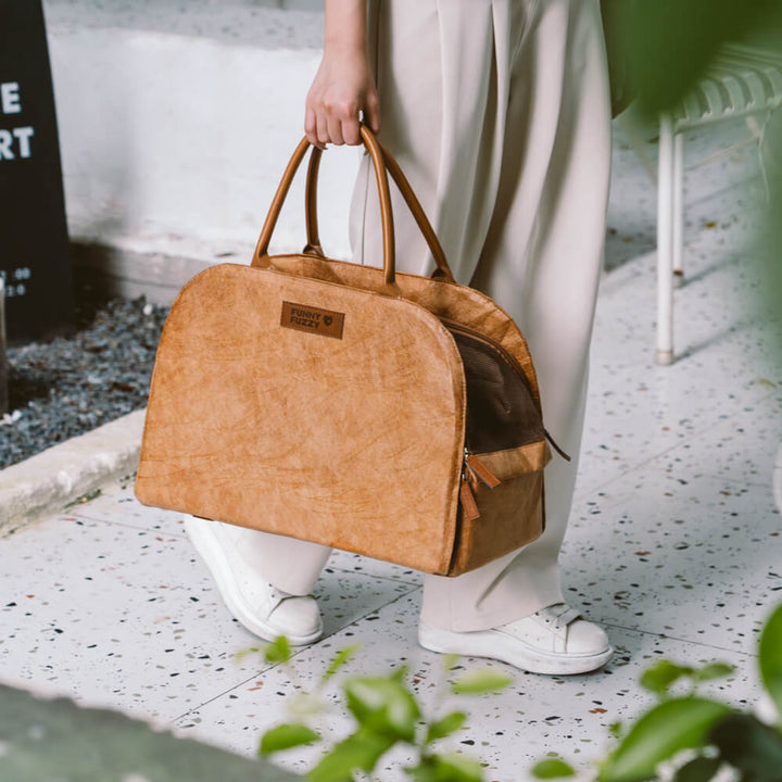 Modische, nachhaltige Haustiertasche mit sicherem Reißverschluss.